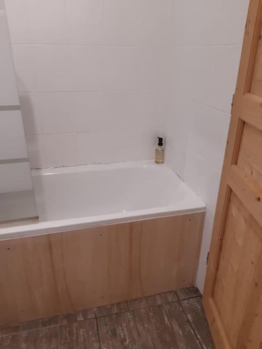 Charmante Maison Renovee, Proche Lac Et Centre-Ville Л'Иль-Журден Экстерьер фото