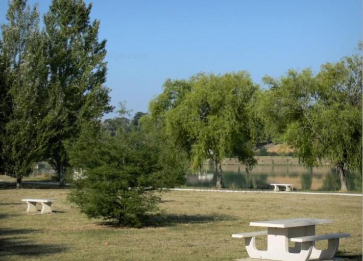 Charmante Maison Renovee, Proche Lac Et Centre-Ville Л'Иль-Журден Экстерьер фото
